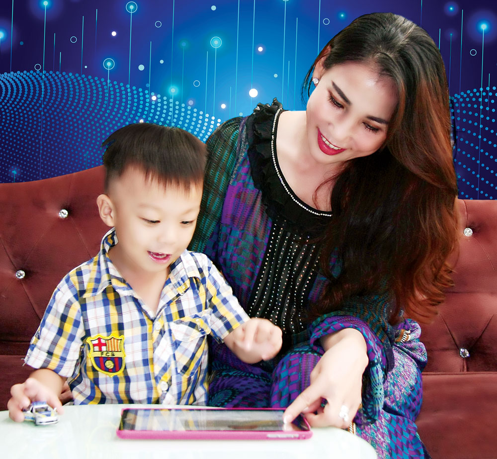 La Sra. Do Thi Bich Thuy y su nieto Nguyen Xuan Hoang Phuc (ciudad de Bien Hoa) ven dibujos animados en su iPad en YouTube.