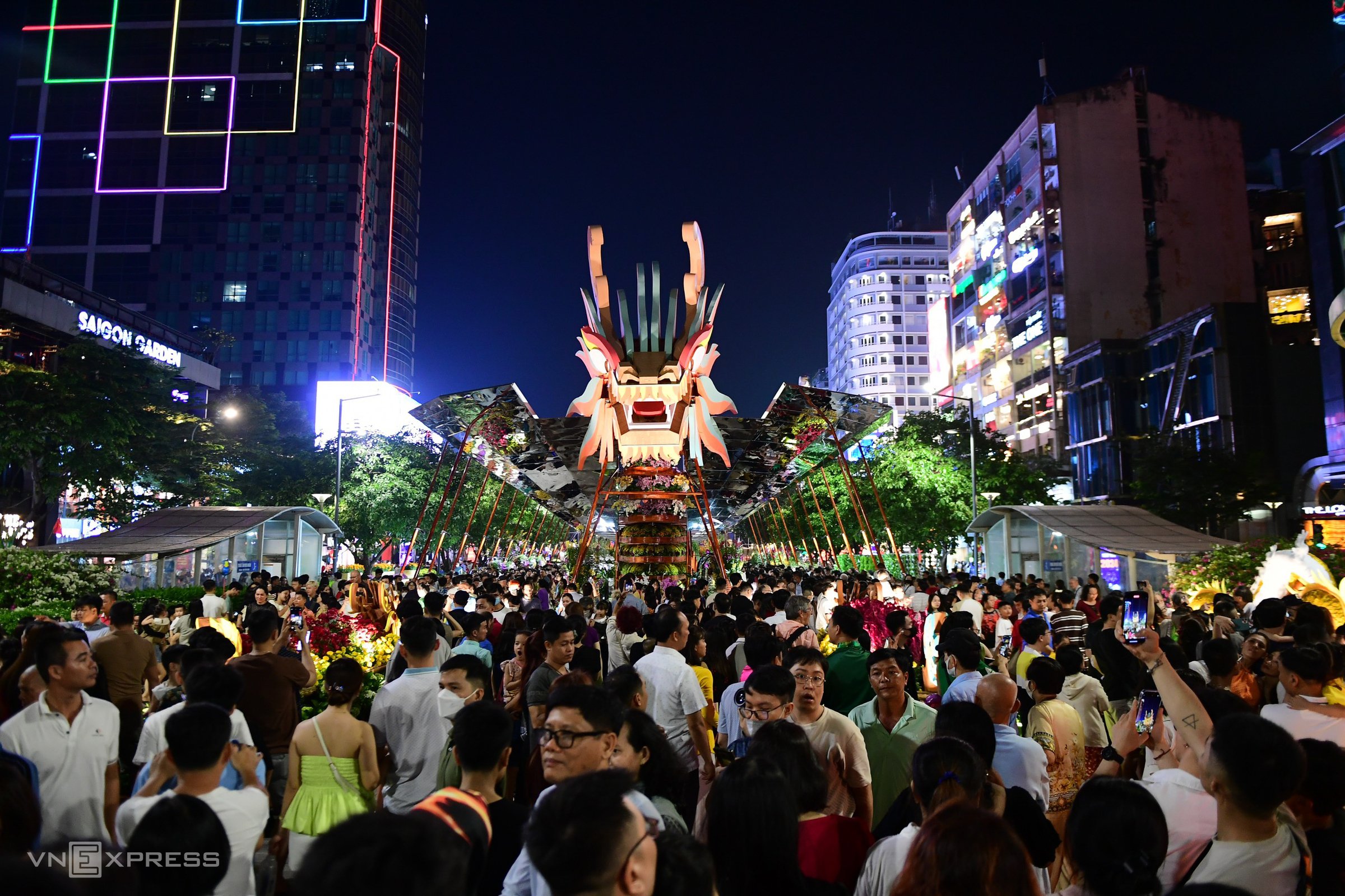 La foule se presse dans la rue des fleurs de Nguyen Hue le soir de l'ouverture