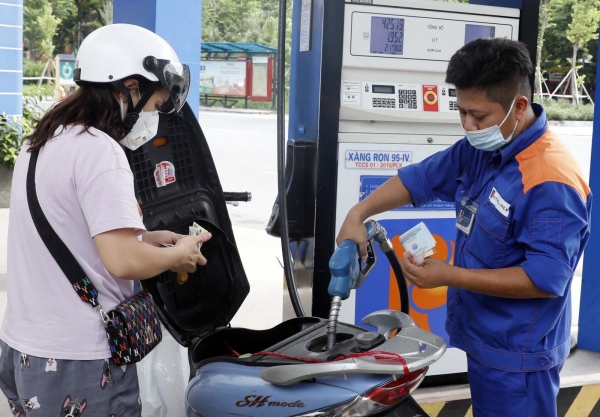 Gasoline price drops below 21,000 VND/liter