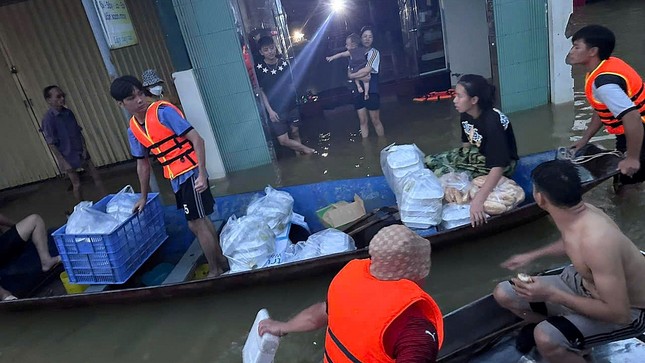 ‘Đột nhập' khu bếp nấu hàng nghìn suất ăn thiện nguyện ở vùng lũ Hà Nội ảnh 17