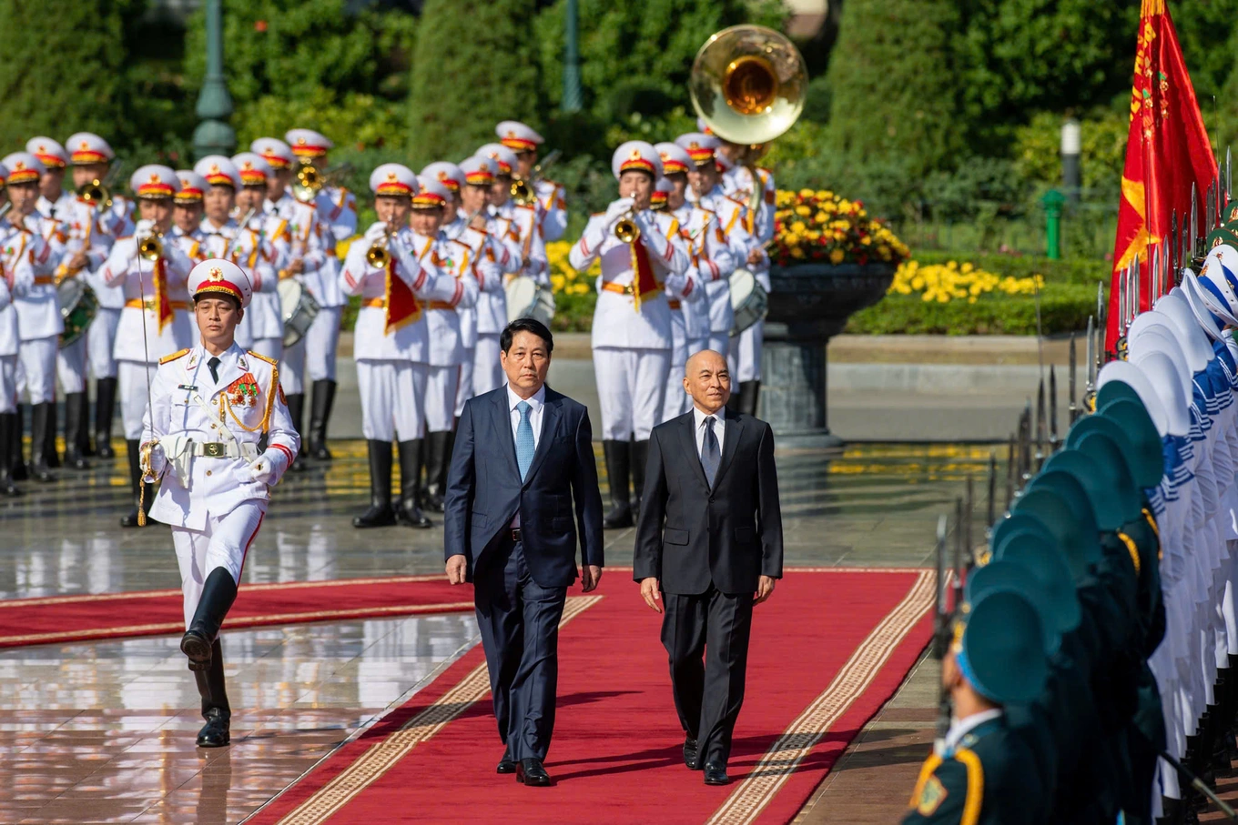 Президент Луонг Куонг председательствует на церемонии приветствия короля Камбоджи