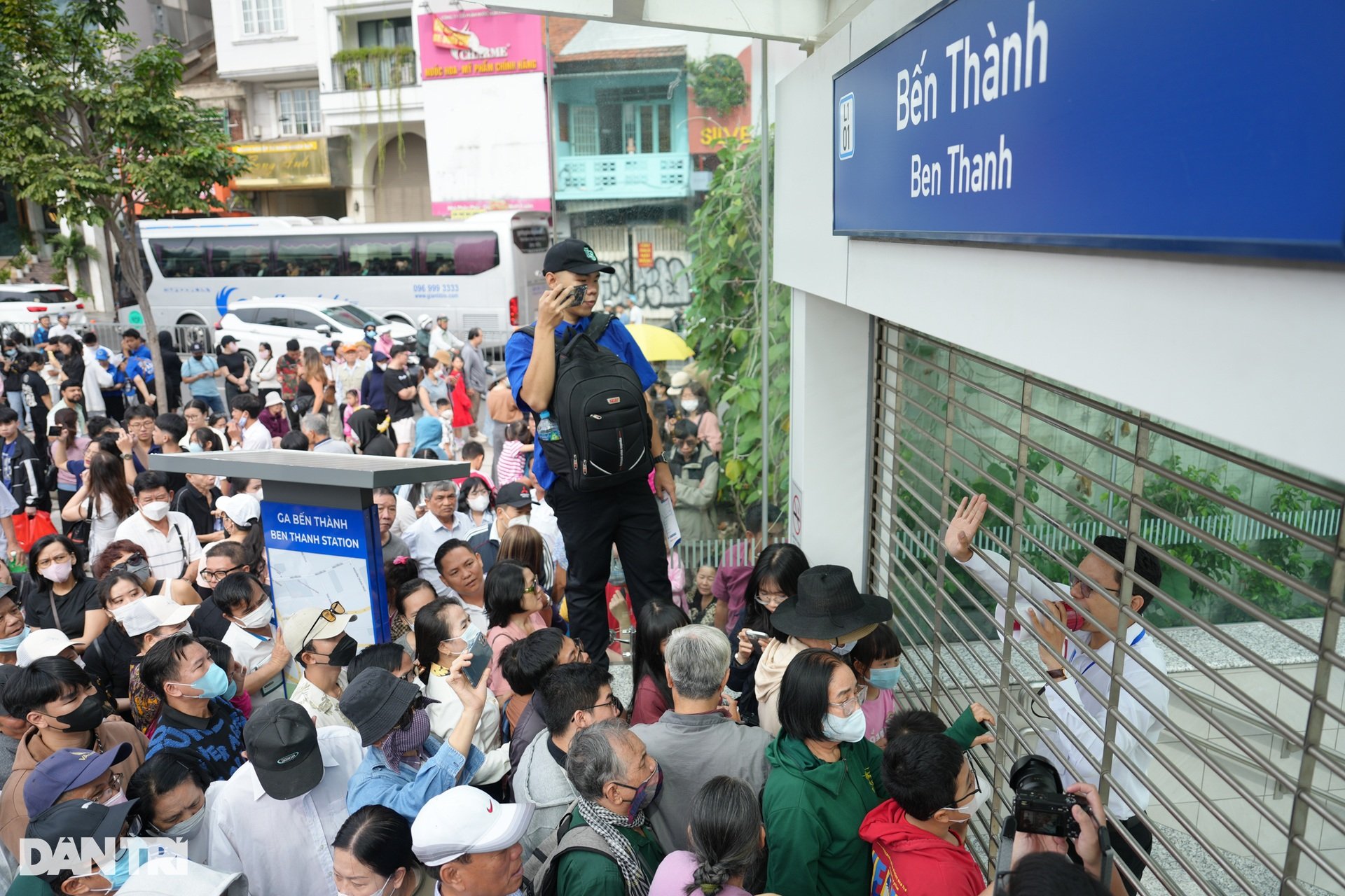 Biển người chen chúc trải nghiệm metro Bến Thành - Suối Tiên - 1