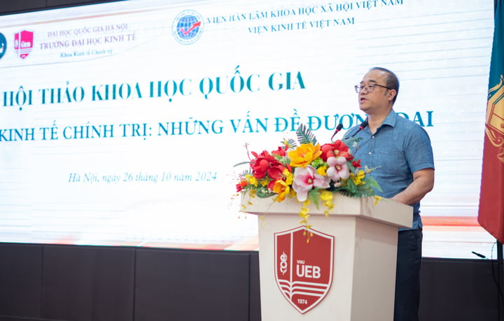 Le professeur associé, Dr. Nguyen Truc Le, président du Conseil universitaire de l'Université d'économie (Université nationale du Vietnam, Hanoi) a échangé des informations lors de l'atelier.