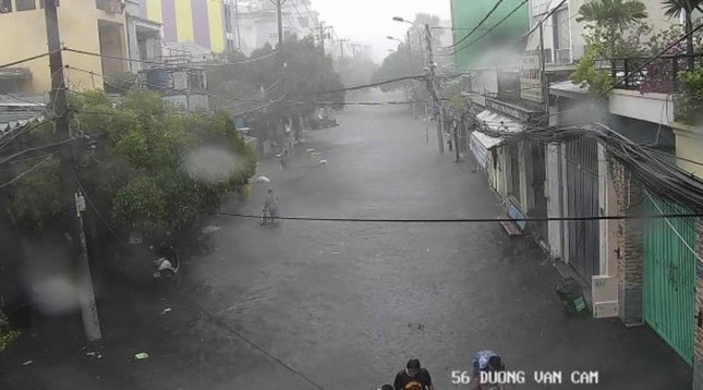 Ho Chi Minh City rains heavily, many streets turn into rivers photo 2