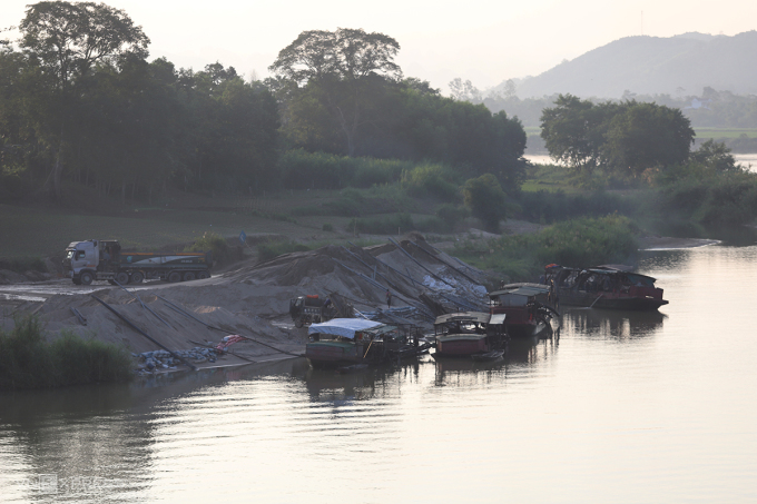 เรือบรรทุกสินค้าทรายบนแม่น้ำลัม ห่างจากจุดดินถล่มประมาณ 50 เมตร ในหมู่บ้าน 1 ภาพโดย : ดึ๊ก หุ่ง