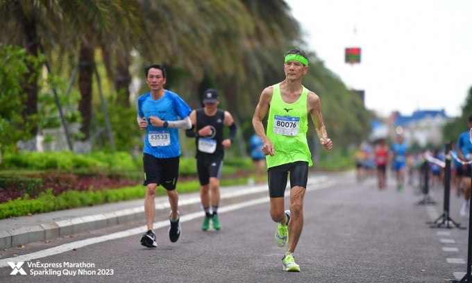 Mr. Yow on the VnExpress Marathon Sparkling Quy Nhon 2023 running track. Photo: VM