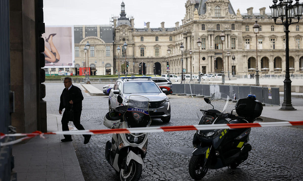 Bảo tàng Louvre sơ tán khách vì bị đe dọa đánh bom