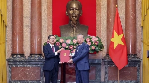 Generalsekretär und Präsident präsentieren Entscheidungen zur Ernennung vietnamesischer Botschafter im Ausland