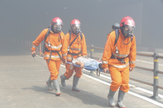 More than 1,279 people participated in a fire drill at the Saigon River Tunnel, photo 12