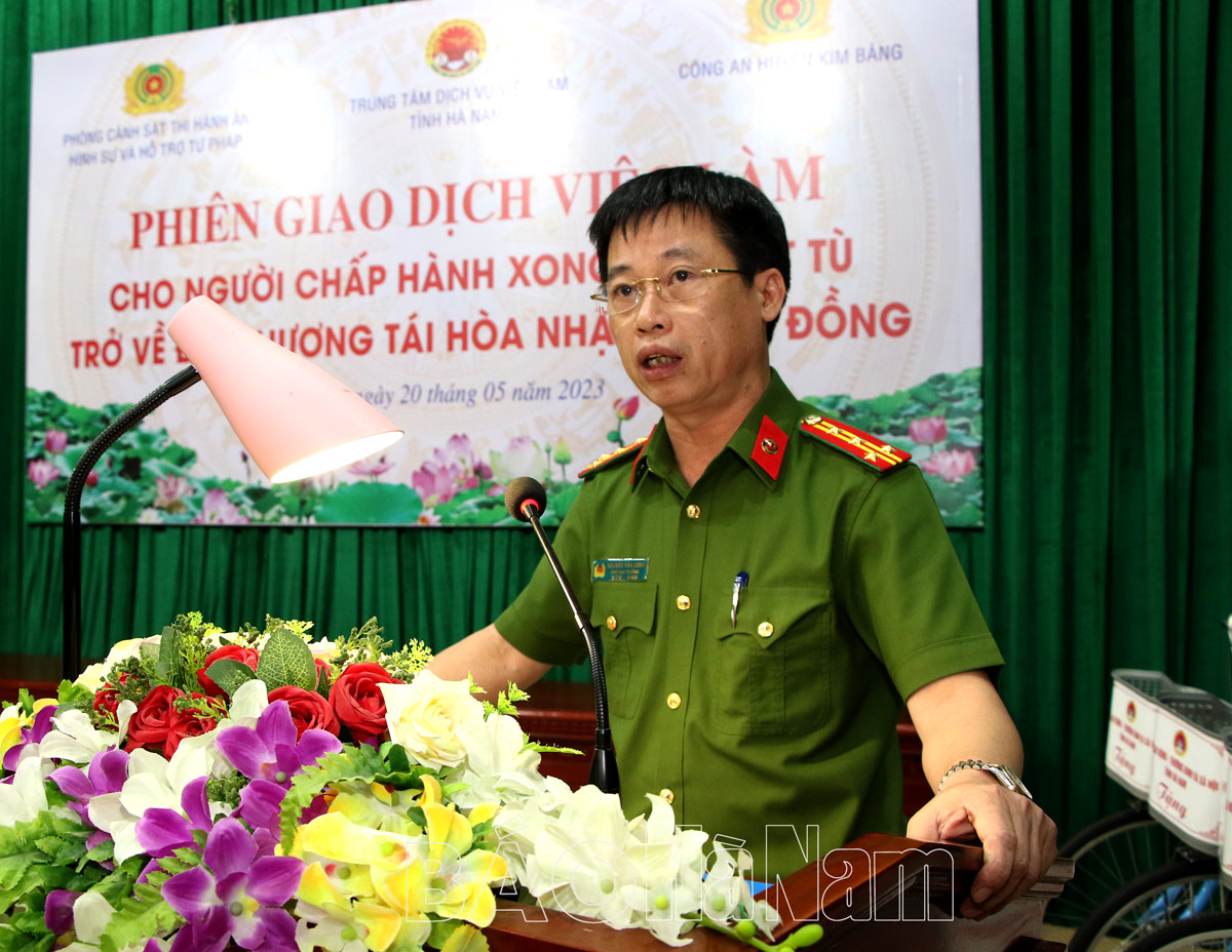 108 people who have completed their prison sentences returned to Kim Bang to reintegrate into the community and participated in the May job fair.