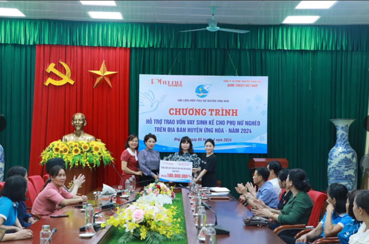 Eine Vertreterin von Home Credit (ganz rechts) überreicht Frauen im Bezirk Ung Hoa (Hanoi) ein zinsloses Existenzunterstützungspaket.