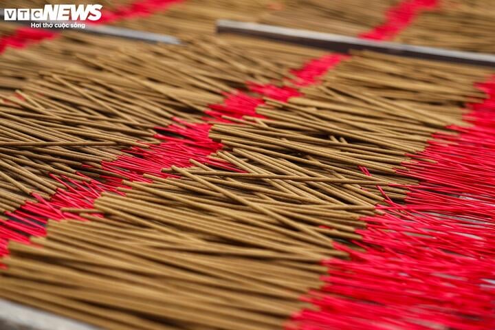 After being dried, the incense will be packaged into finished products. Finished incense products are sold for 35,000 - 40,000 VND/kg.