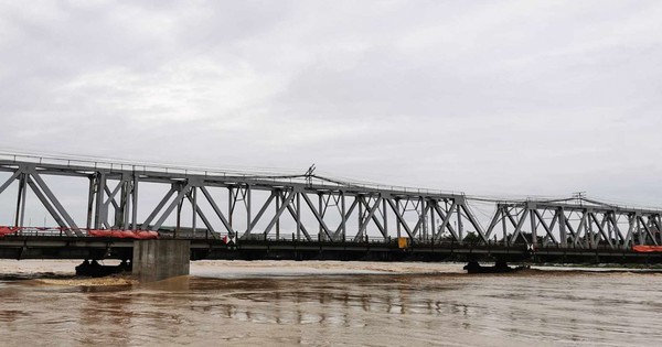 Imágenes del puente Long Bien y del puente Duong el día en que el nivel del agua del río Rojo alcanzó un récord histórico