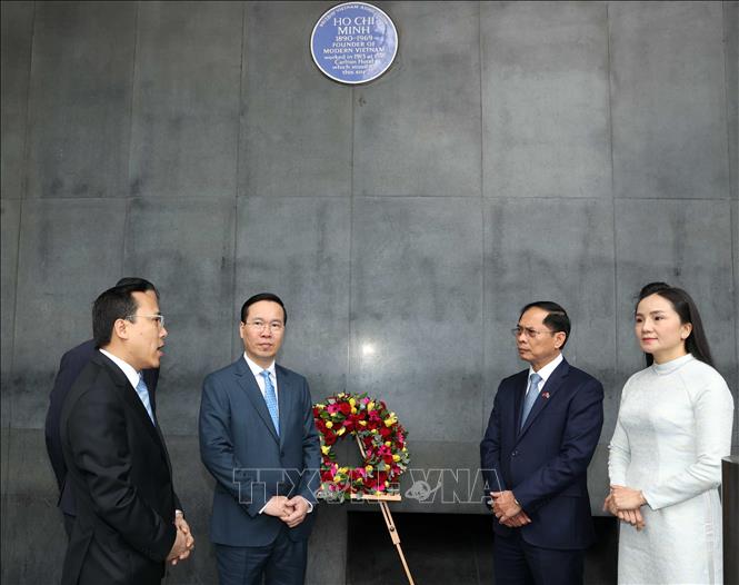 El presidente Vo Van Thuong depositó una ofrenda floral en el monumento conmemorativo del tío Ho en Londres, foto 2