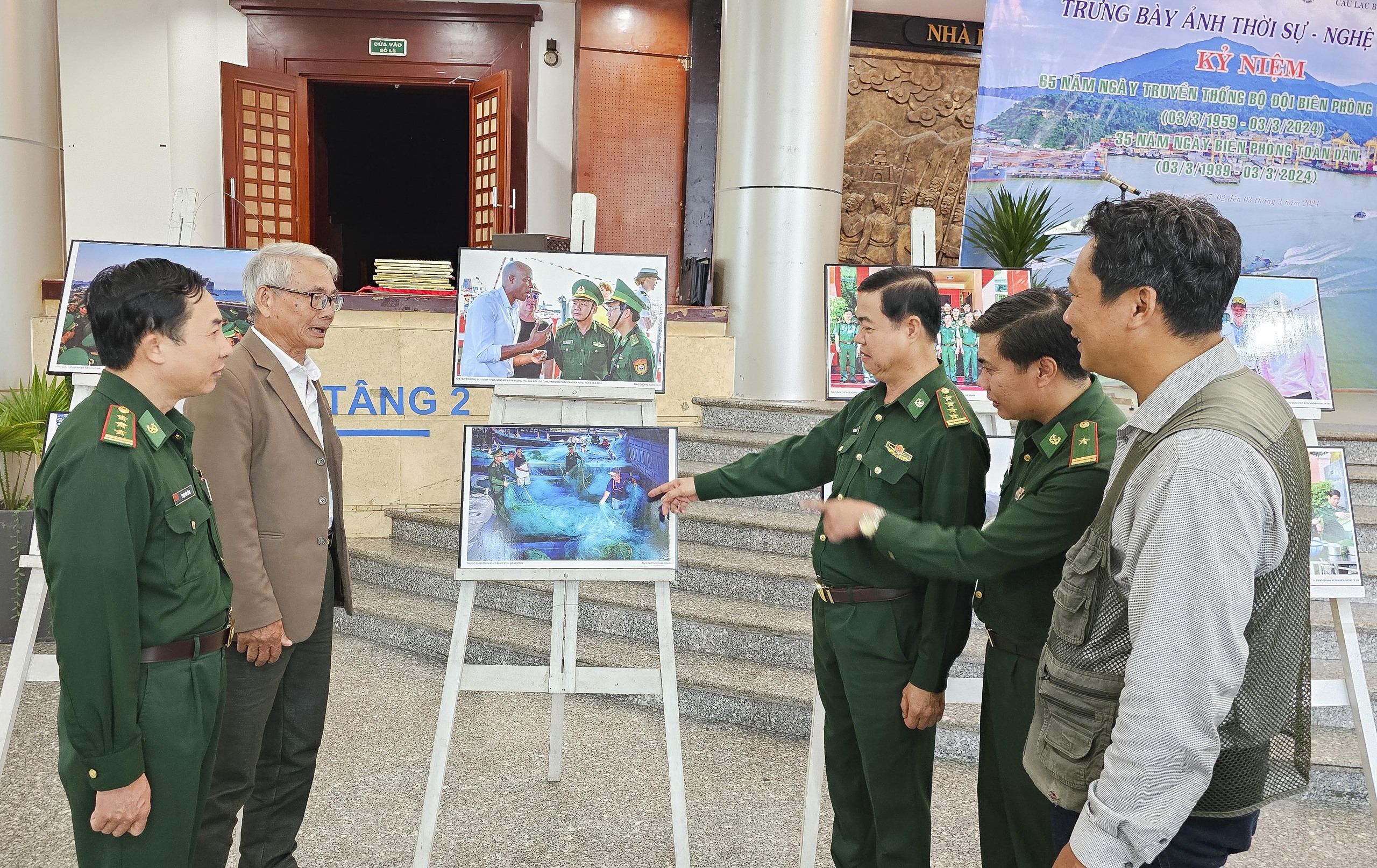 Đà Nẵng: Trưng bày ảnh thời sự nghệ thuật người lính quân hàm xanh  - Ảnh 1.