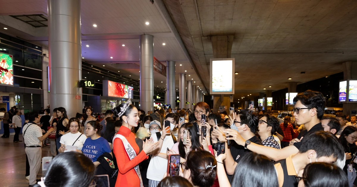 Khanh Linh, Zweitplatzierte bei der Wahl zur Miss Intercontinental 2024, kehrt umgeben von Fans nach Hause zurück