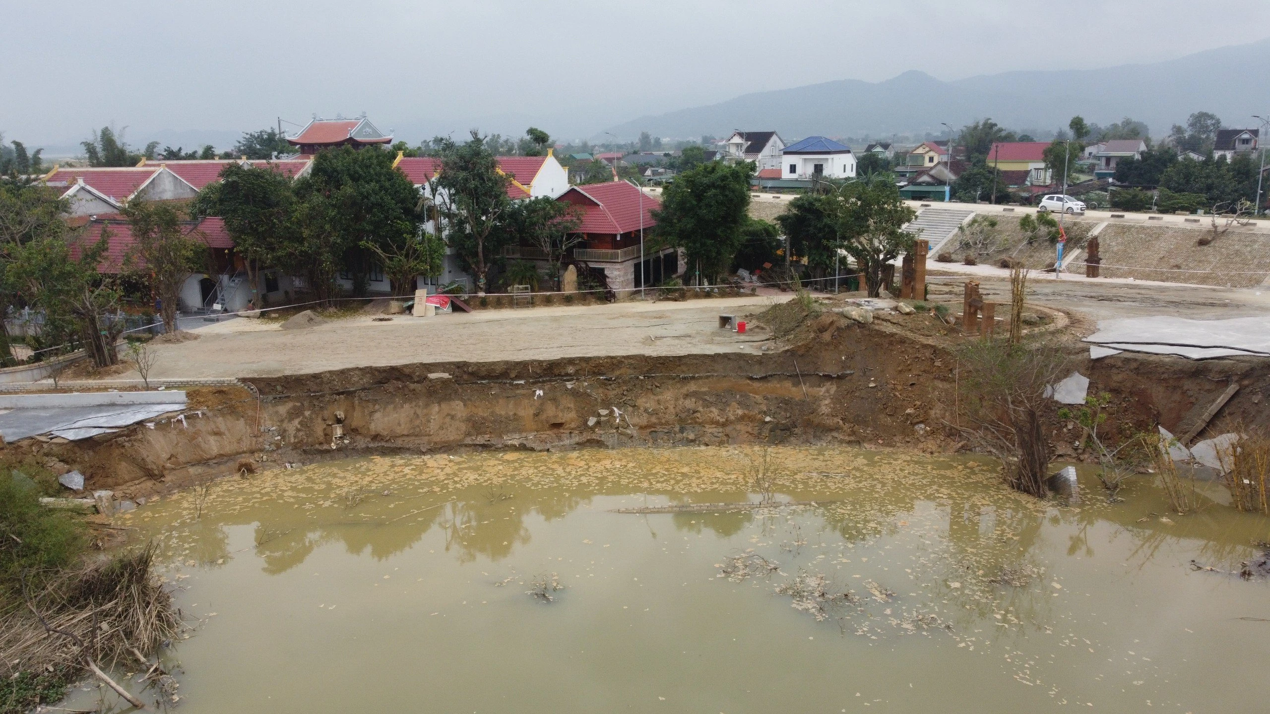 Xử lý cấp bách tình trạng sạt lở bờ sông 'uy hiếp' đền thờ quan Hoàng Mười- Ảnh 2.