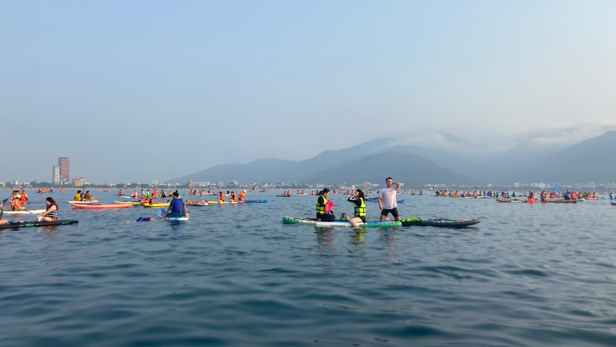 Young people eagerly paddle Sup to watch the sunrise on Da Nang beach photo 13