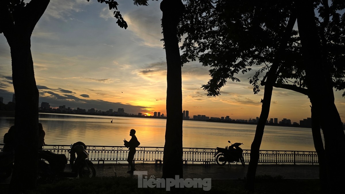 Viele Menschen strömen zum Westsee, um im Frühherbst in Hanoi den wunderschönen Sonnenuntergang zu erleben. Foto 15