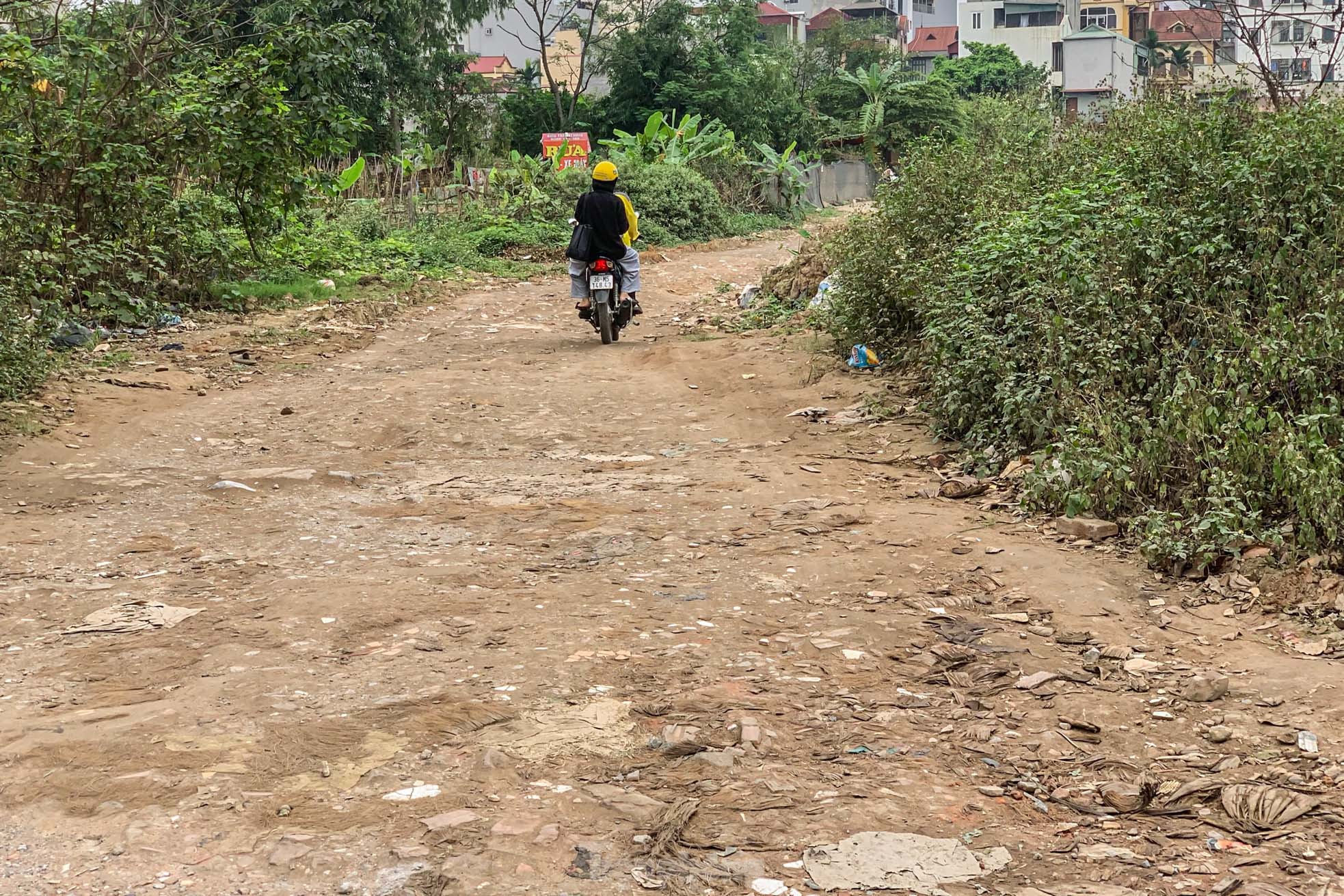 2つの地区を結ぶ2500億ドンの道路のクローズアップ。長年の建設を経て未だ完成していない。写真13