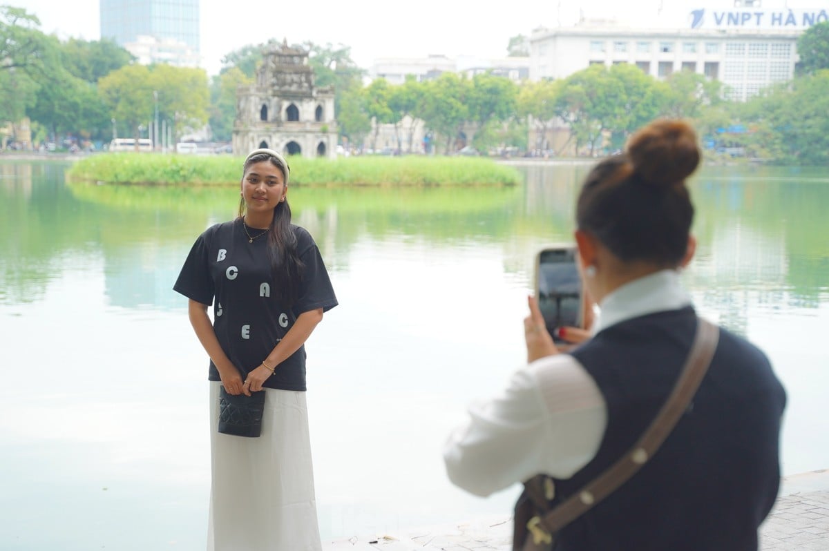 Tourists enjoy the first cold wind of the season in Hanoi photo 3