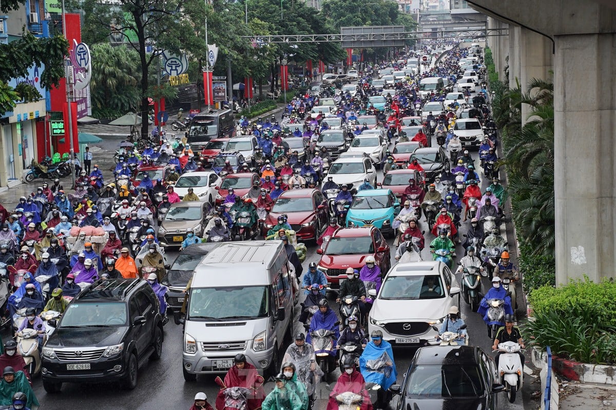 Tourists enjoy the first cold wind of the season in Hanoi photo 15