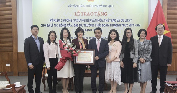 Entrega de la Medalla por la causa de la cultura, el deporte y el turismo a la Sra. Le Thi Hong Van