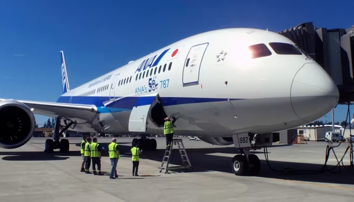 El Boeing 737-800 japonés fue devuelto debido a una grieta en la ventana de la cabina