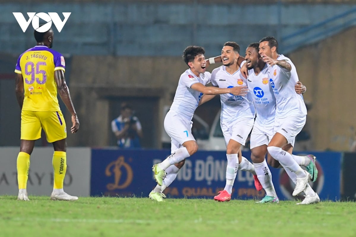 ngoai binh toa sang phut bu gio, nam Dinh thang 10 nguoi cua ha noi fc hinh anh 1