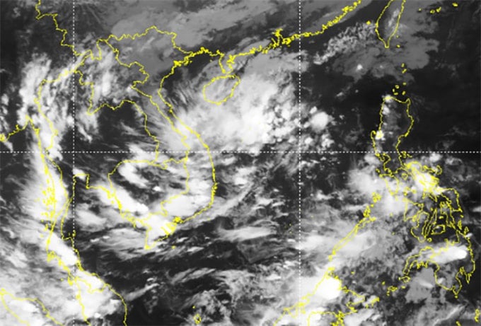 Hình ảnh mây vệ tinh 10h sáng nay cho thấy vùng áp thấp ở giữa Biển Đông đang có xu hướng dịch chuyển vào miền Trung. Ảnh: NCHMF