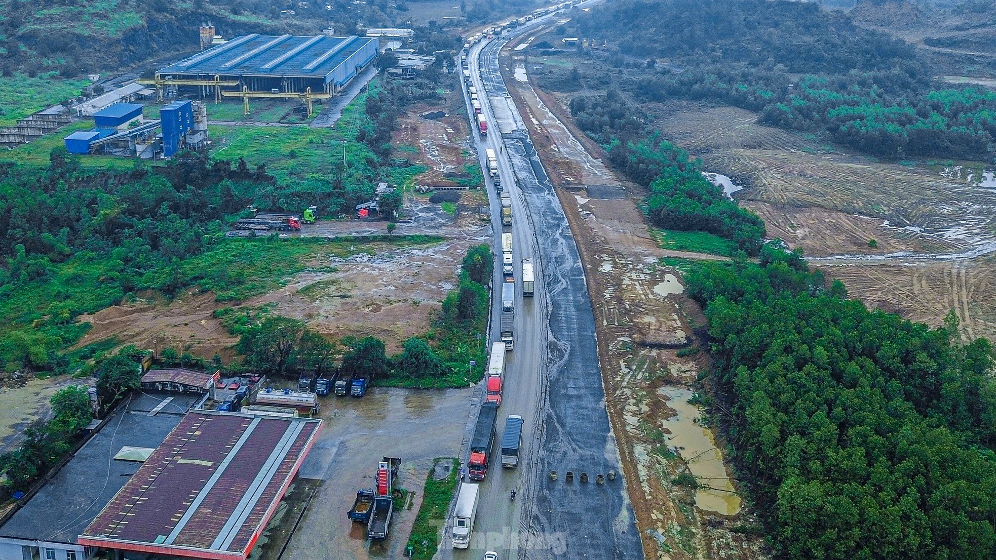 Ôtô nối nhau hàng cây số chờ qua nút giao đang thi công tốc ở Đà Nẵng ảnh 14