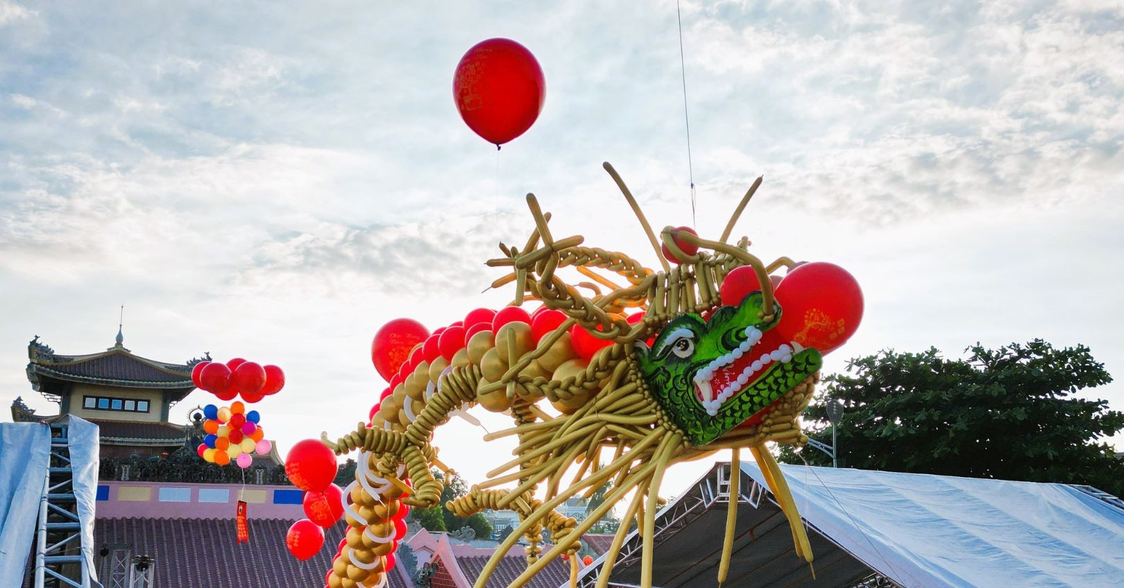 Des milliers de touristes se sont rassemblés pour regarder le ballon en forme de dragon de 10 mètres de long voler dans le ciel.