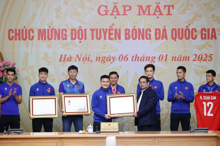 Der Premierminister verlieh dem Spieler Nguyen Quang Hai und fünf Teamkollegen die Arbeitsmedaille dritter Klasse. (Foto: VGP)