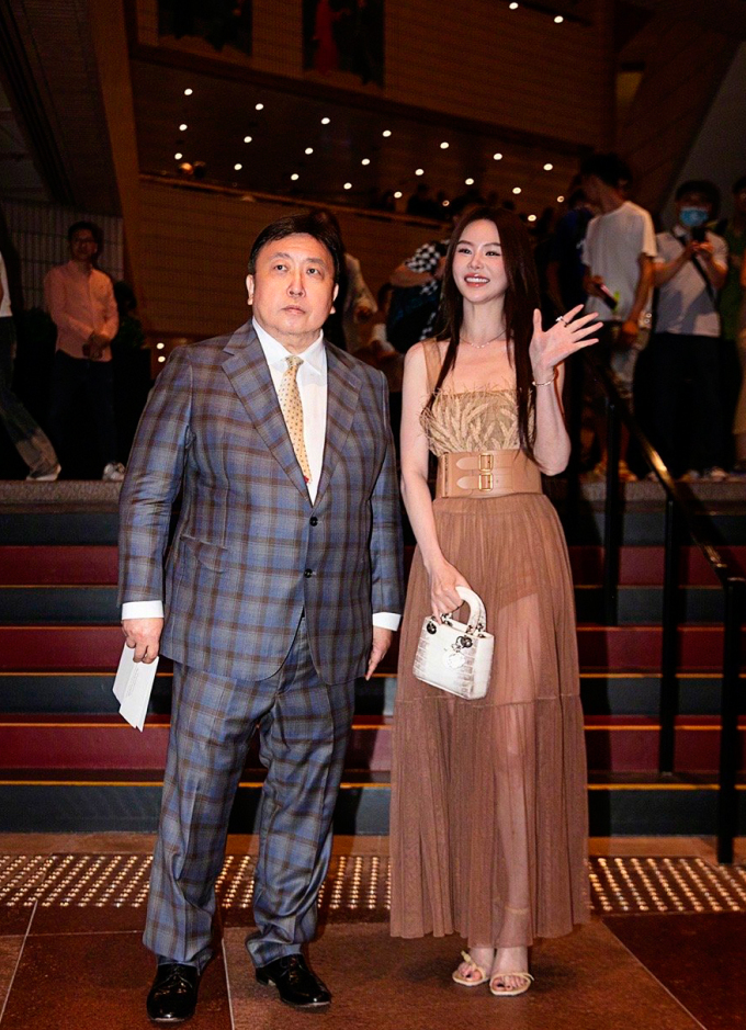 Wong Jing ក្នុងកម្មវិធី Hong Kong Film Awards ឆ្នាំ 2024 គាត់បានដឹកនាំរឿងជាច្រើនសម្តែងដោយ Stephen Chow ដូចជា God of Gamblers ជាដើម។