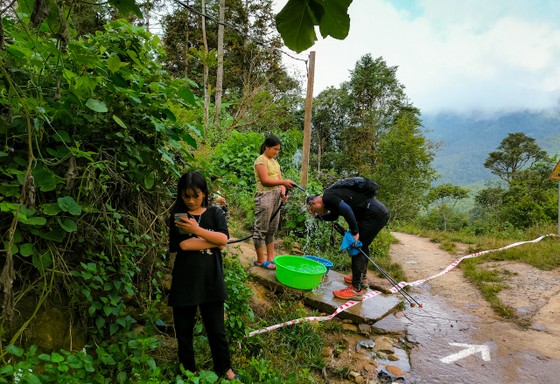 Thời tiết oi nóng, cô gái đồng bào kéo nước ra trước nhà để vận động viên làm mát cơ thể... với giá 5.000 đồng/người ảnh 13