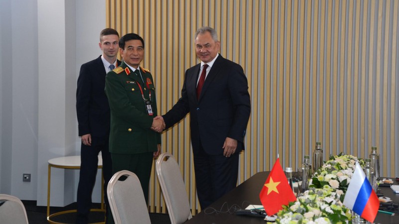 ベトナムのファン・ヴァン・ザン国防相とロシアのセルゲイ・ショイグ国防相。