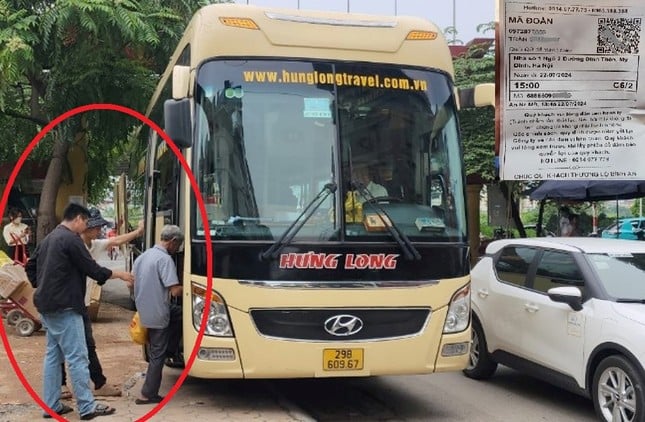 Los vehículos contratados camuflados son una molestia: los autobuses cama recogen y dejan pasajeros libremente en calles prohibidas, circulando por el centro de la calle, foto 1