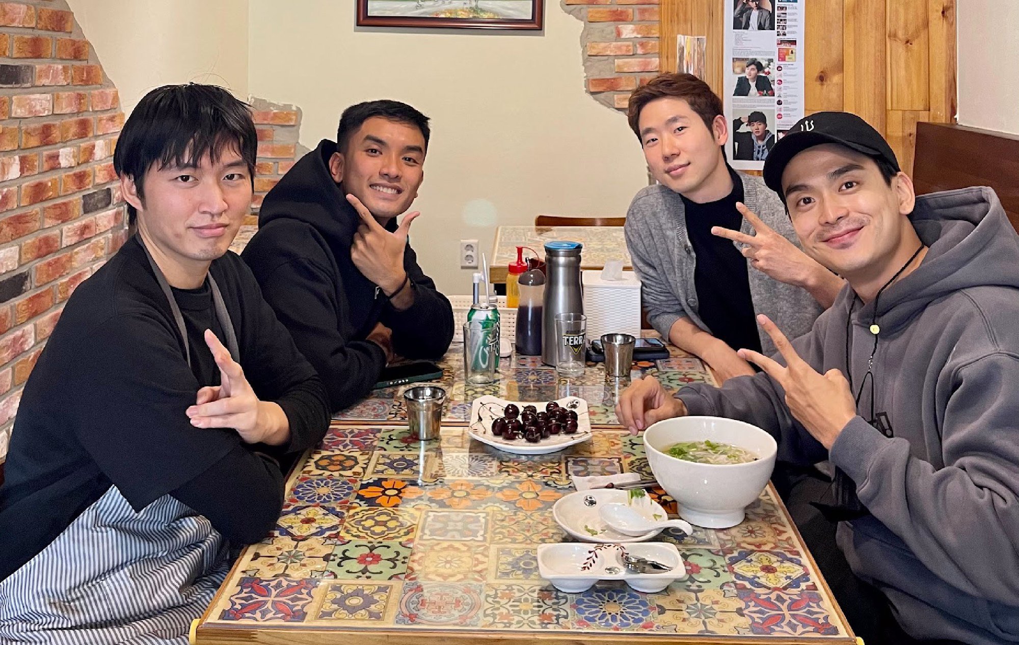Mê món Việt, YouTuber nổi tiếng mở quán phở, bún thịt nướng ở Seoul - Ảnh 1.