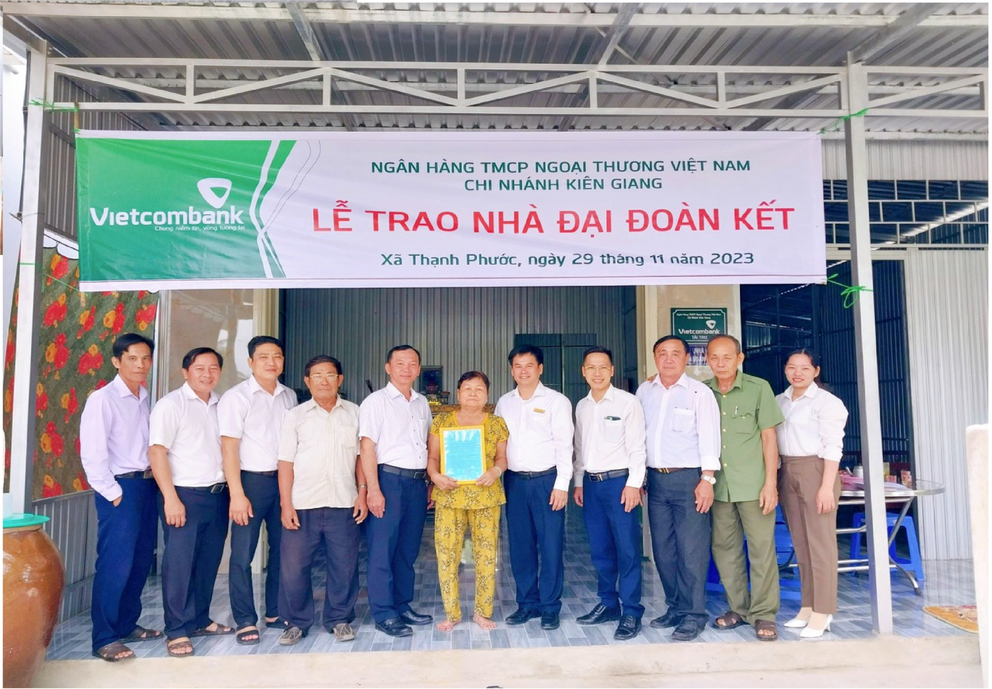 Vietcombank a inauguré de nombreuses maisons pour offrir de la nourriture et des cadeaux du Têt aux pauvres. Photo 5