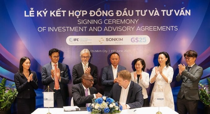 Representatives of Son Kim Retail (right) and the International Finance Corporation (IFC) signed a cooperation agreement on June 15. Photo: Son Kim Retail