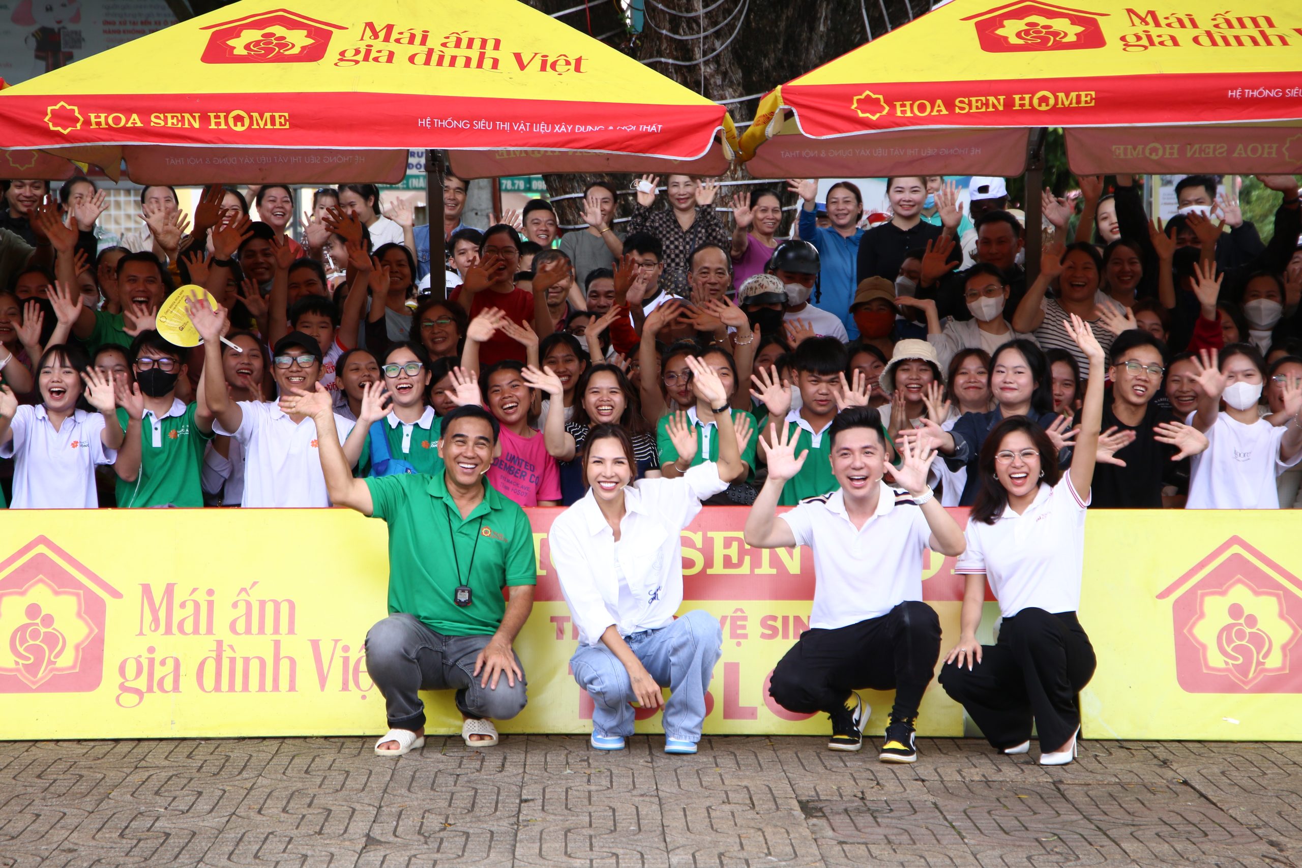 MC Quyen Linh and guests participated in the recording of the program Vietnamese Family Home in Buon Ma Thuot City, Dak Lak Province.