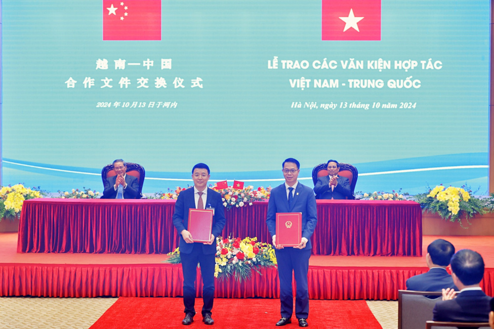 The two Prime Ministers witnessed the signing of a Memorandum of Understanding between the National Payment Corporation of Vietnam (NAPAS) and UnionPay International on the implementation of cross-border payment services via QR codes between Vietnam and China.