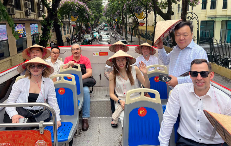 Los turistas internacionales visitan Hanoi en autobús de dos pisos. Foto: Hoai Nam