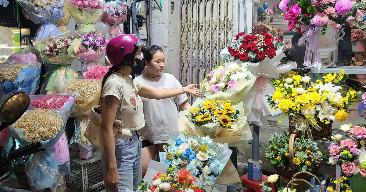 El bajo poder adquisitivo el 20 de octubre preocupa a los vendedores de rosas por las flores no vendidas