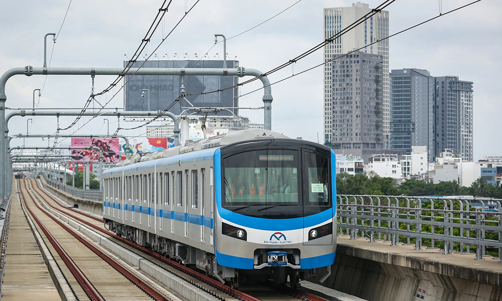 TP.HCM được quy hoạch 8 tuyến metro và 3 tuyến xe điện mặt đất (đường sắt một ray) tổng chiều dài khoảng 220 km, vốn đầu tư ước tính gần 25 tỉ USD