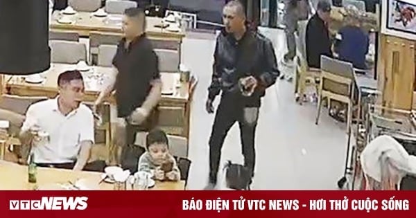 レストランで父親が残酷に殴打されたとき、3人の子供が泣きながら助けを求めた。