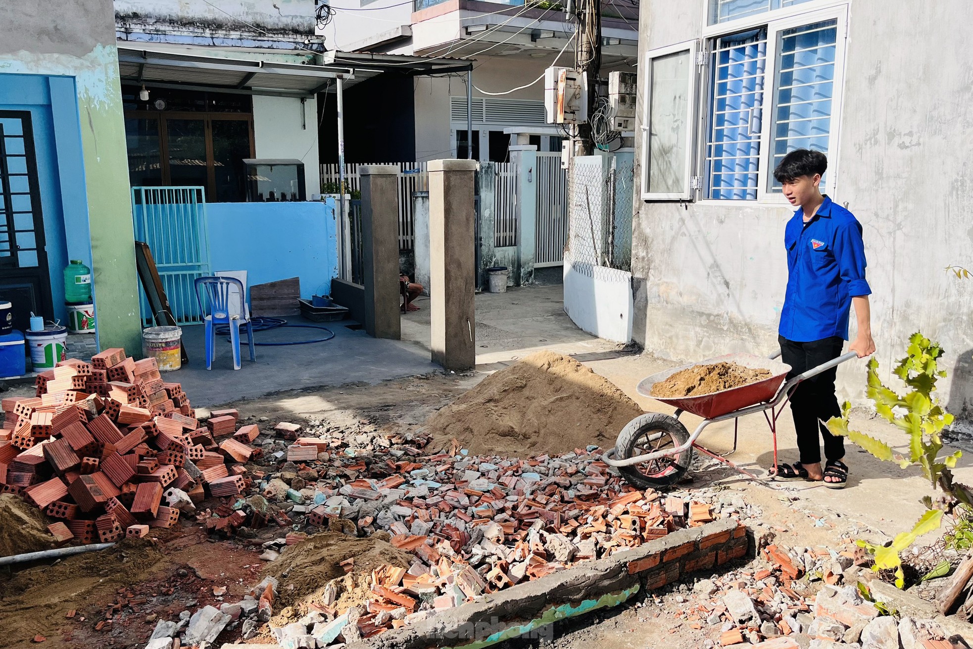 „Grüne Hemden“ trotzen der Sonne, um armen Haushalten bei der Reparatur und dem Wiederaufbau ihrer Häuser zu helfen. Foto 8