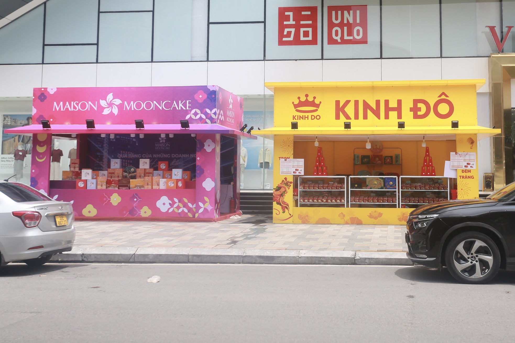 Moon cakes 'hit the streets' early, waiting for customers to buy photo 13