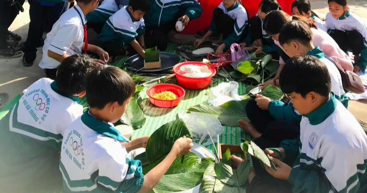 Los maestros de Kon Tum donan arroz glutinoso y banh chung a los estudiantes pobres