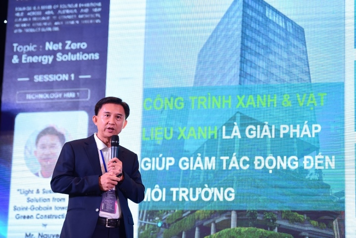 Г-н Нгуен Труонг Хай, генеральный директор Saint-Gobain Vietnam, рассказал об экологически чистых решениях, помогающих снизить воздействие на окружающую среду.